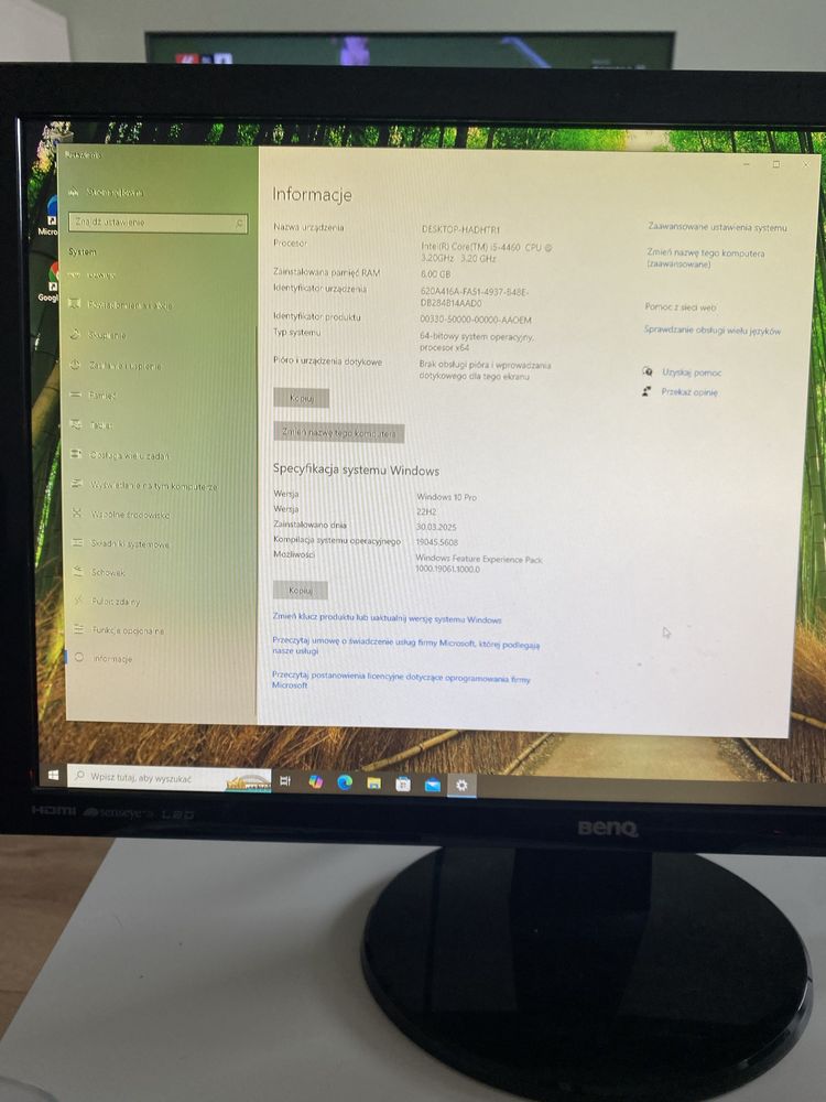 Komputer z monitorem i całym zestawem