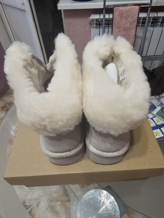 Продаю жіночі уггі