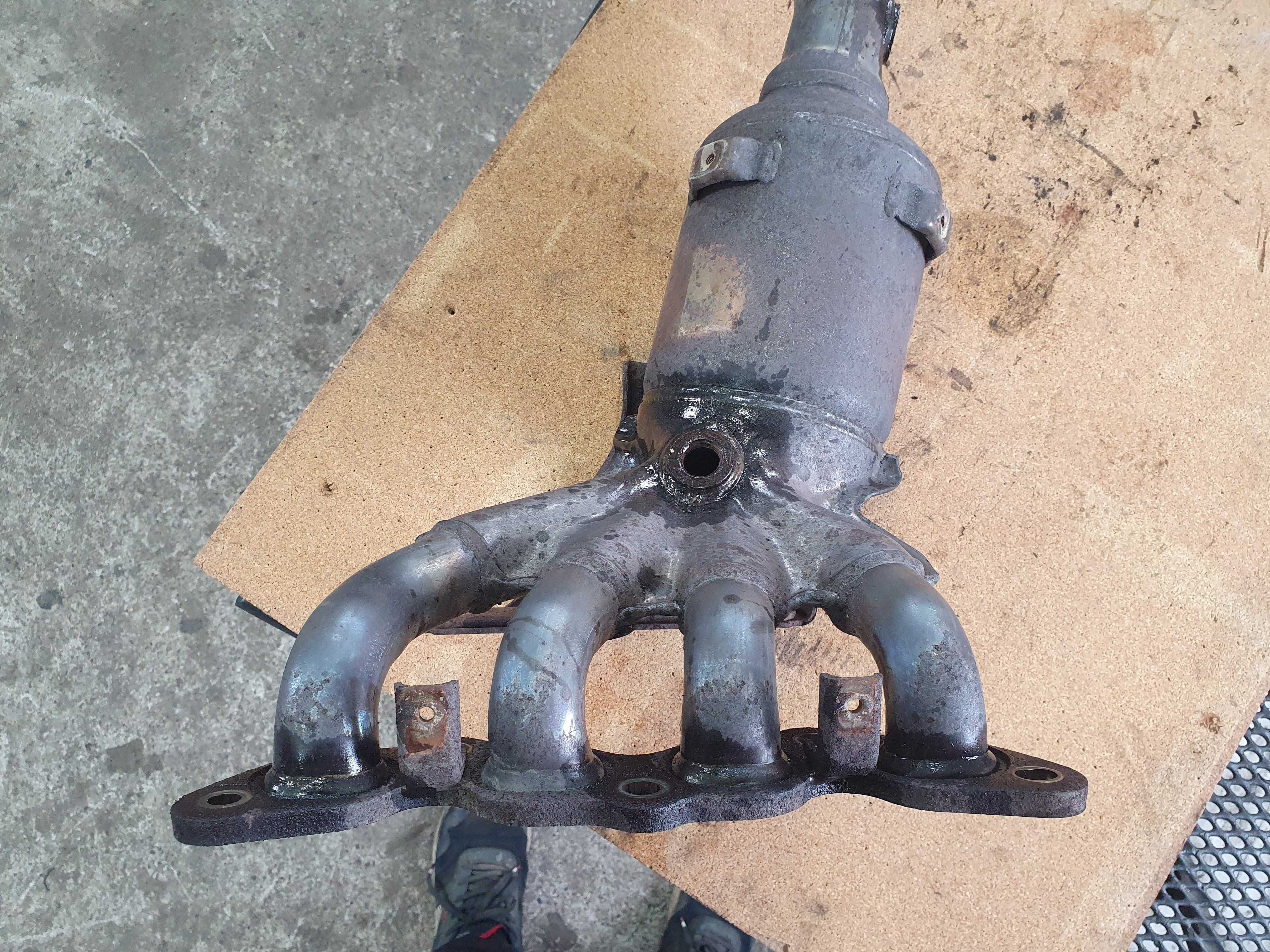 Kolektor wydechowy katalizator portki złącze Ford Focus mk2 1.4 16v