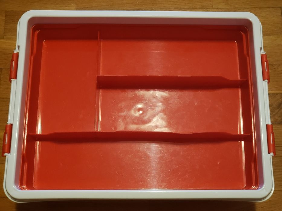 Caixa de arrumação com bandeja interior