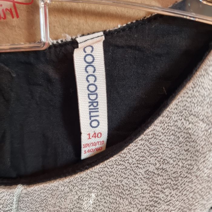 Szykowna sukienka Coccodrillo 140 cm z brokatowym kołnierzem