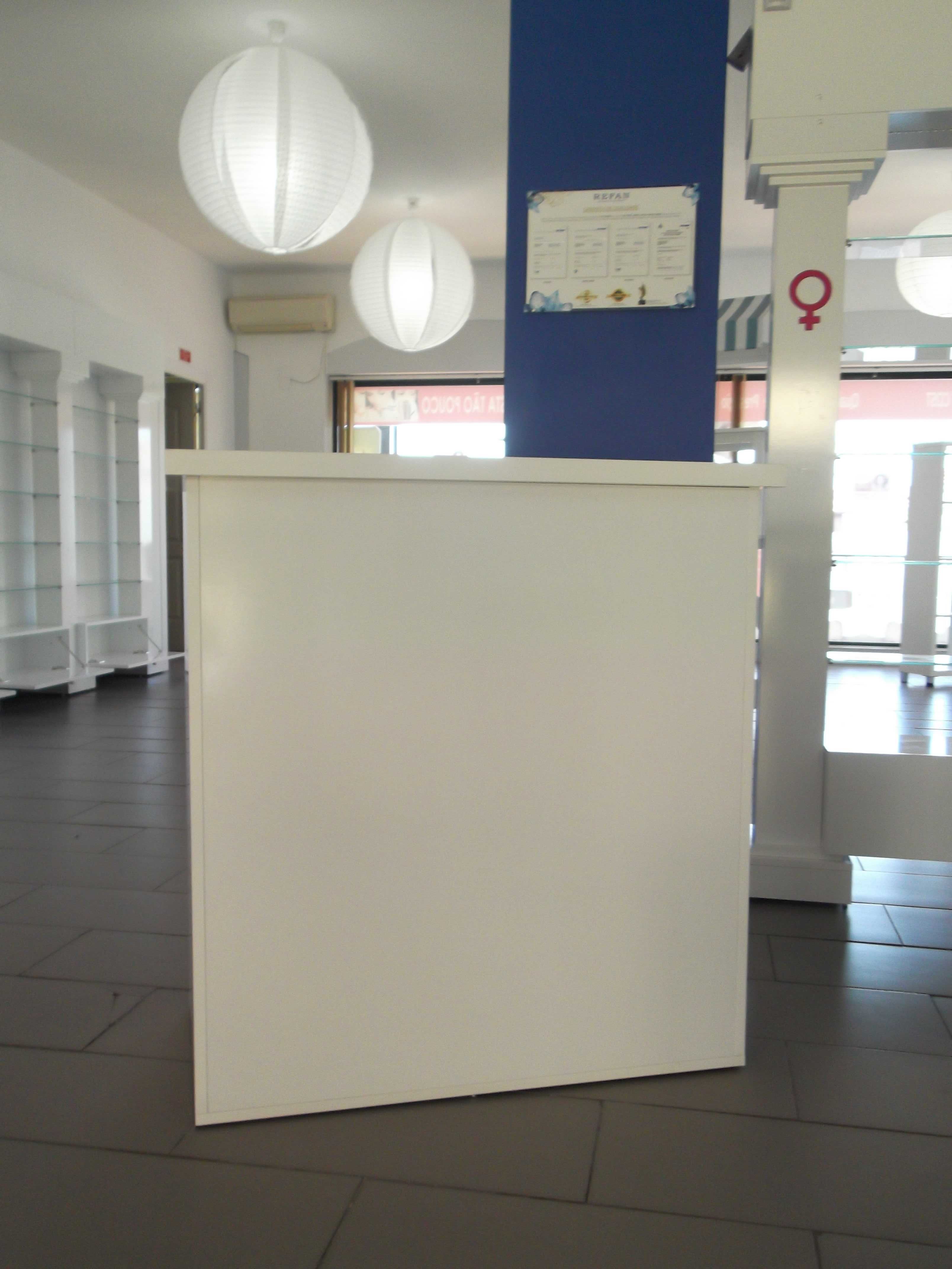 Mobiliário completo loja - Estantes - balcão - mesa - lacadas branco