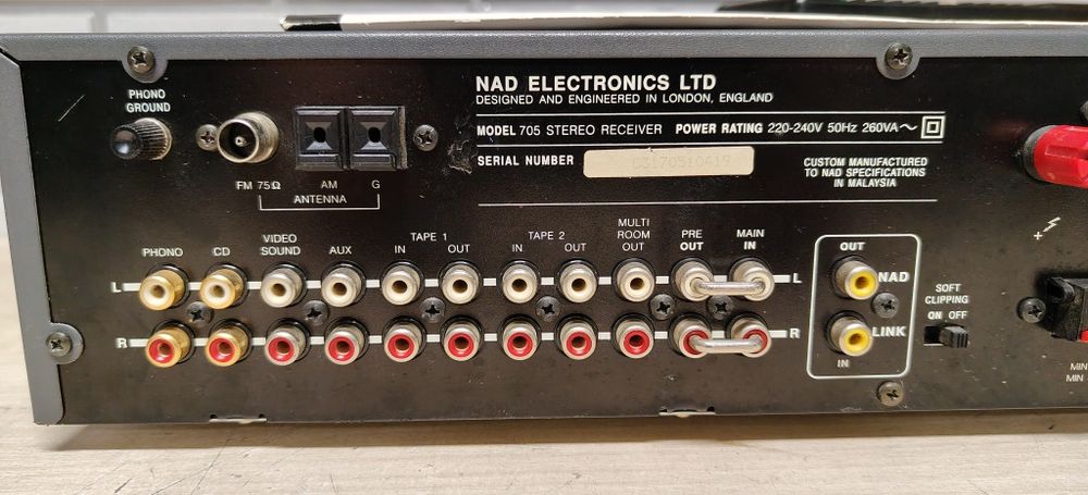 Amplituner NAD 705 z pilotem
