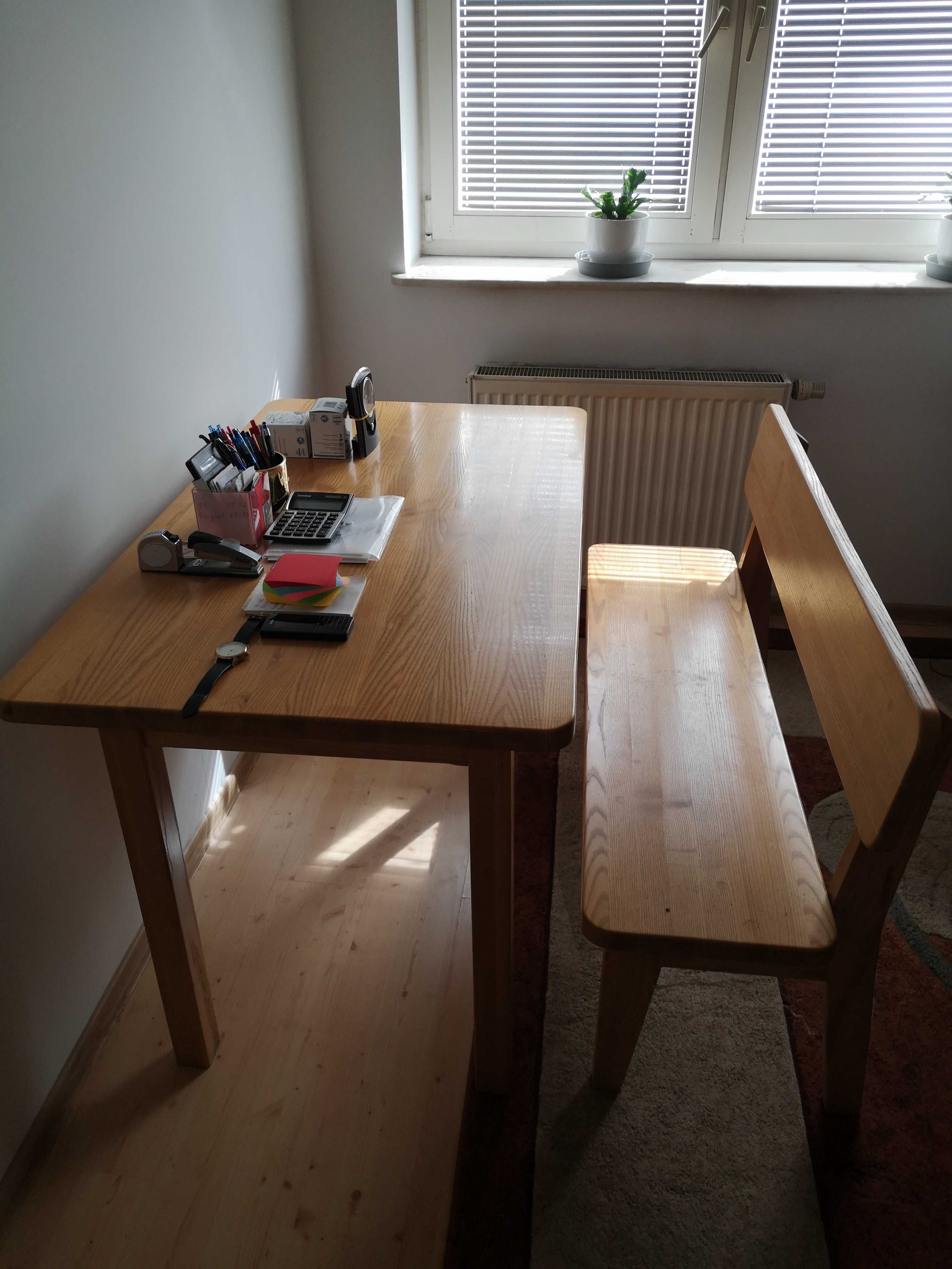 Stół i ławka w bardzo dobrym stanie.