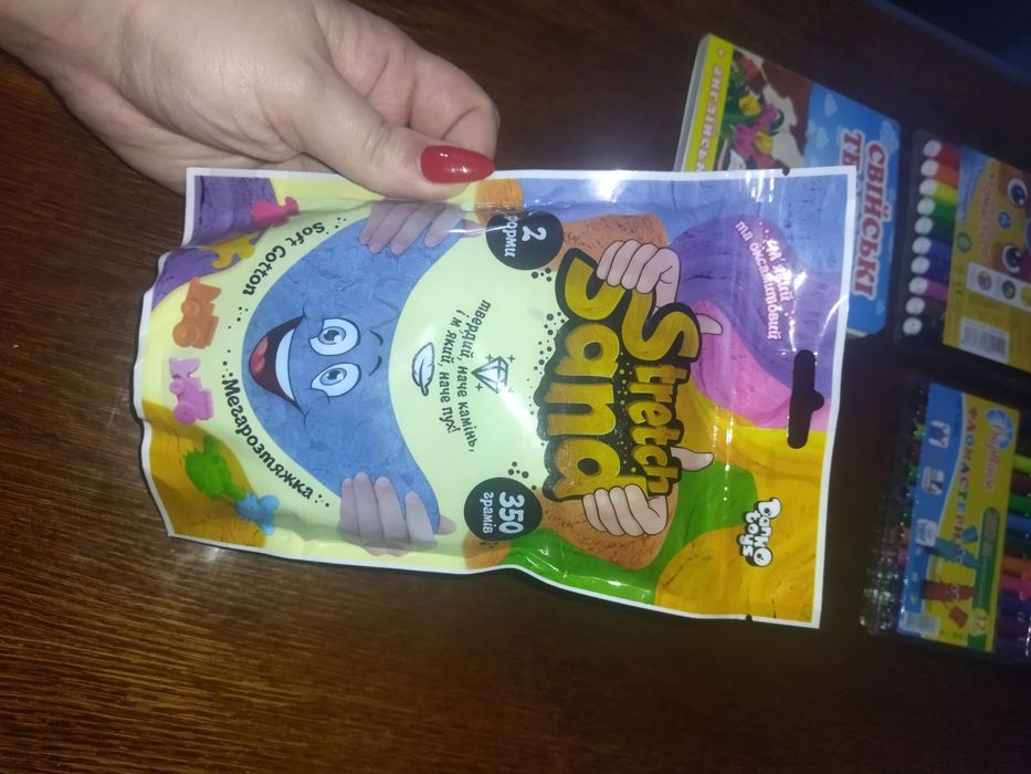 Бумага А4, кинетический песок, ручки, файлы, кисточка для рисования