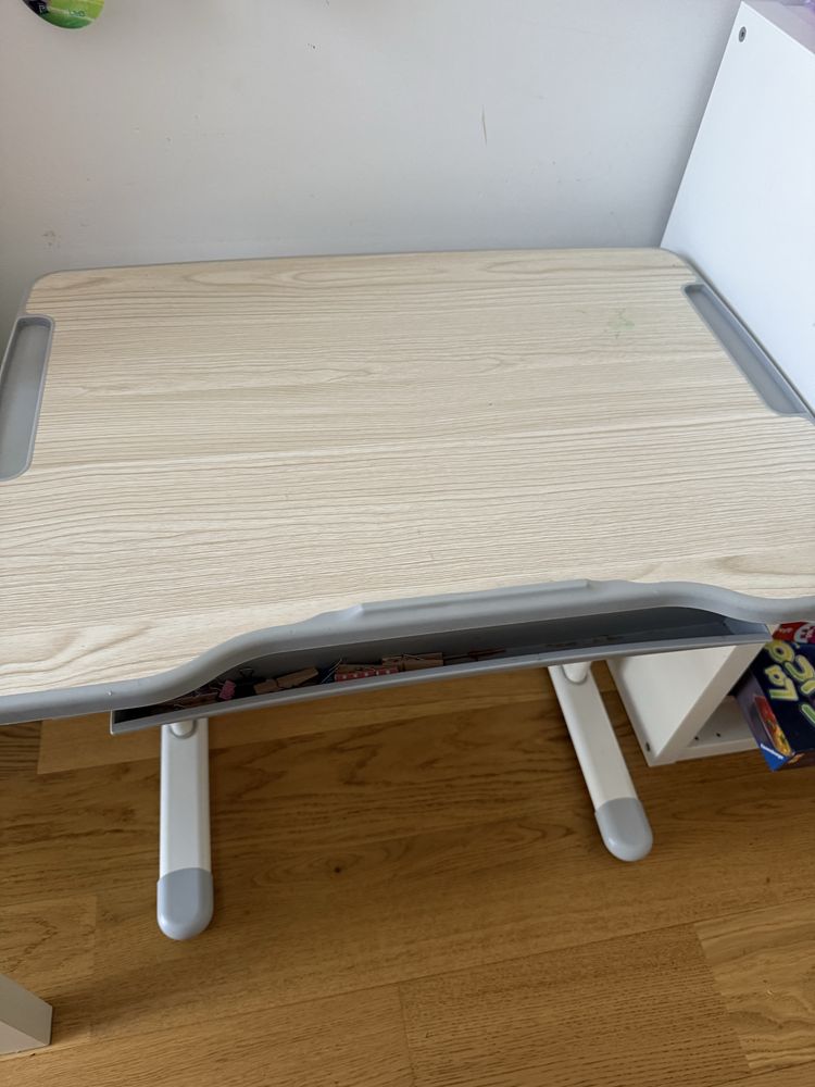 Biurko i krzesło fun desk regulowane nachylane dziecko dziecięce