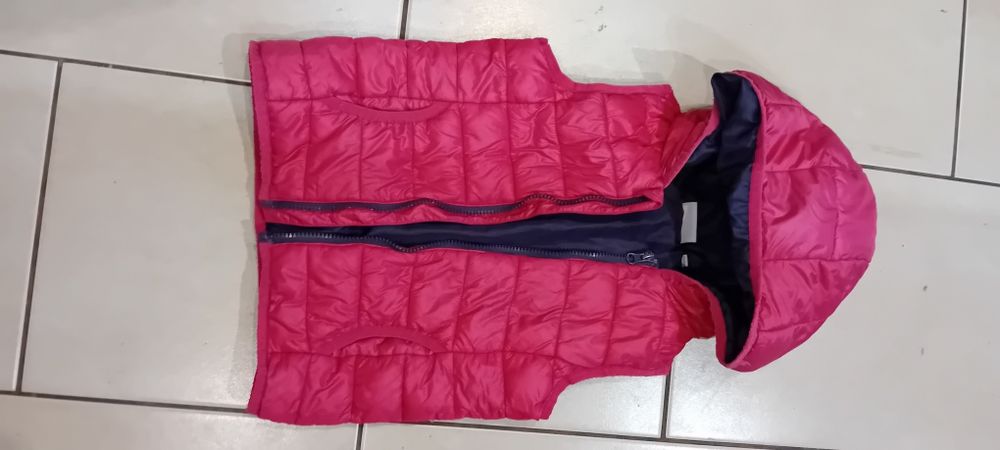 Pikowana kamizelka dla dziewczynki w rozmiarze 98-104cm.