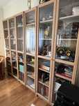 Estantes IKEA com portas de vidro