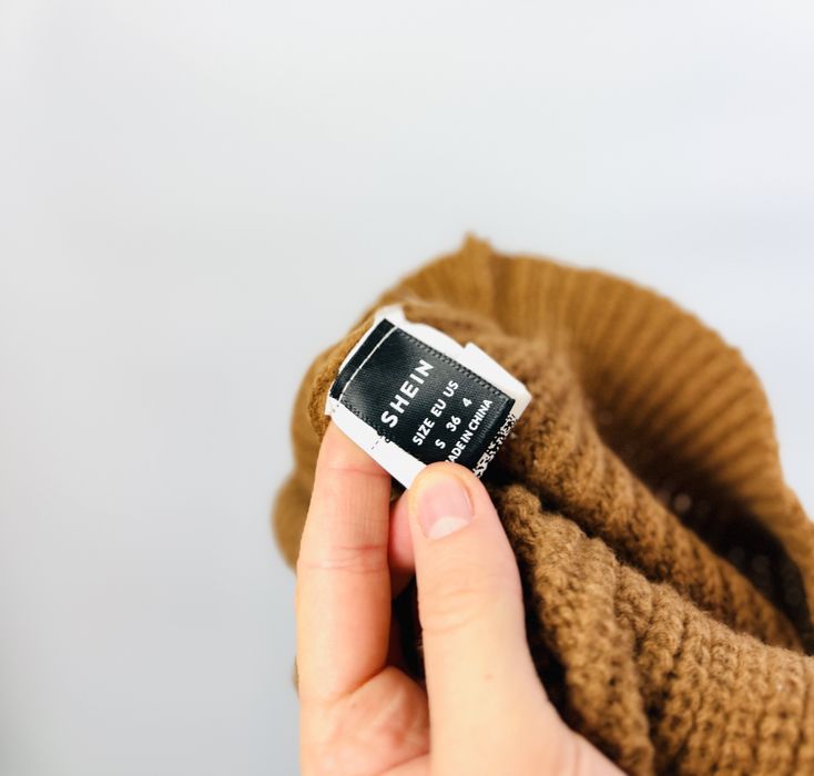 Karmelowy sweter w pasy z wycięciem S 36 Shein