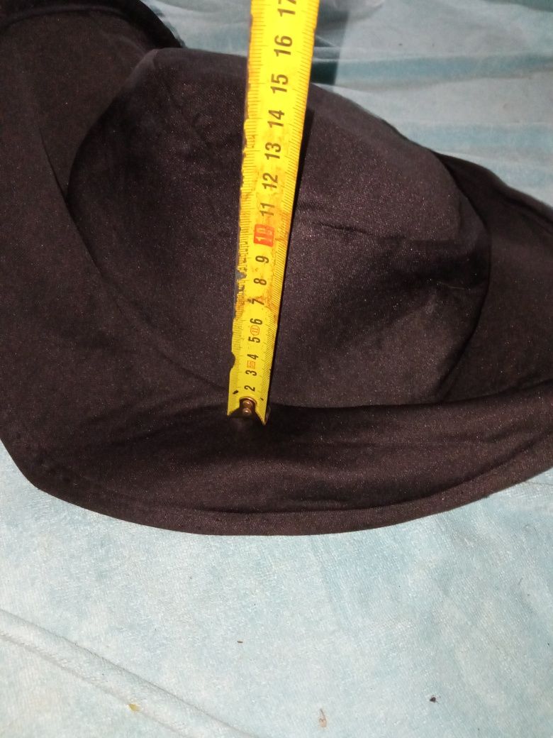 Duży czarny kapelusz