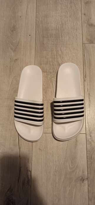Klapki na basen biało-czarne, po domu