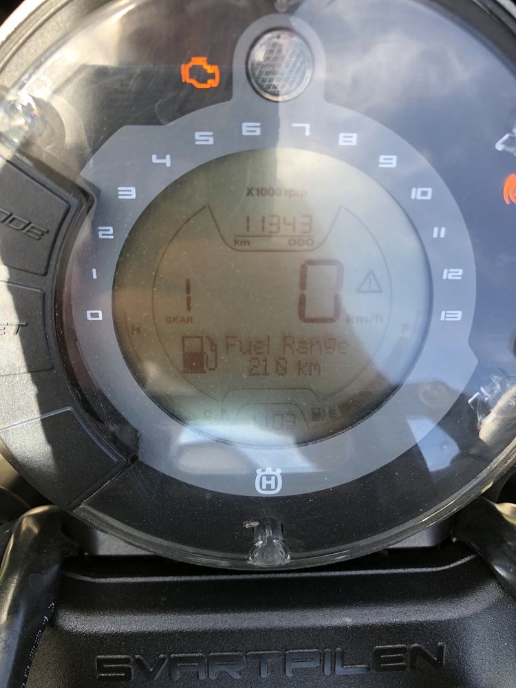 Husqvarna svartpilen 401 A2 (ABS naked scrambler) quickshifter