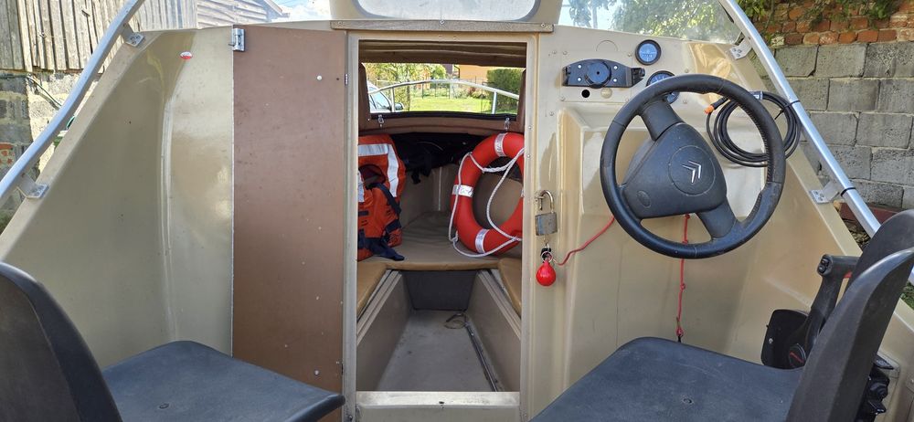 Łódź wędkarska kabinowa