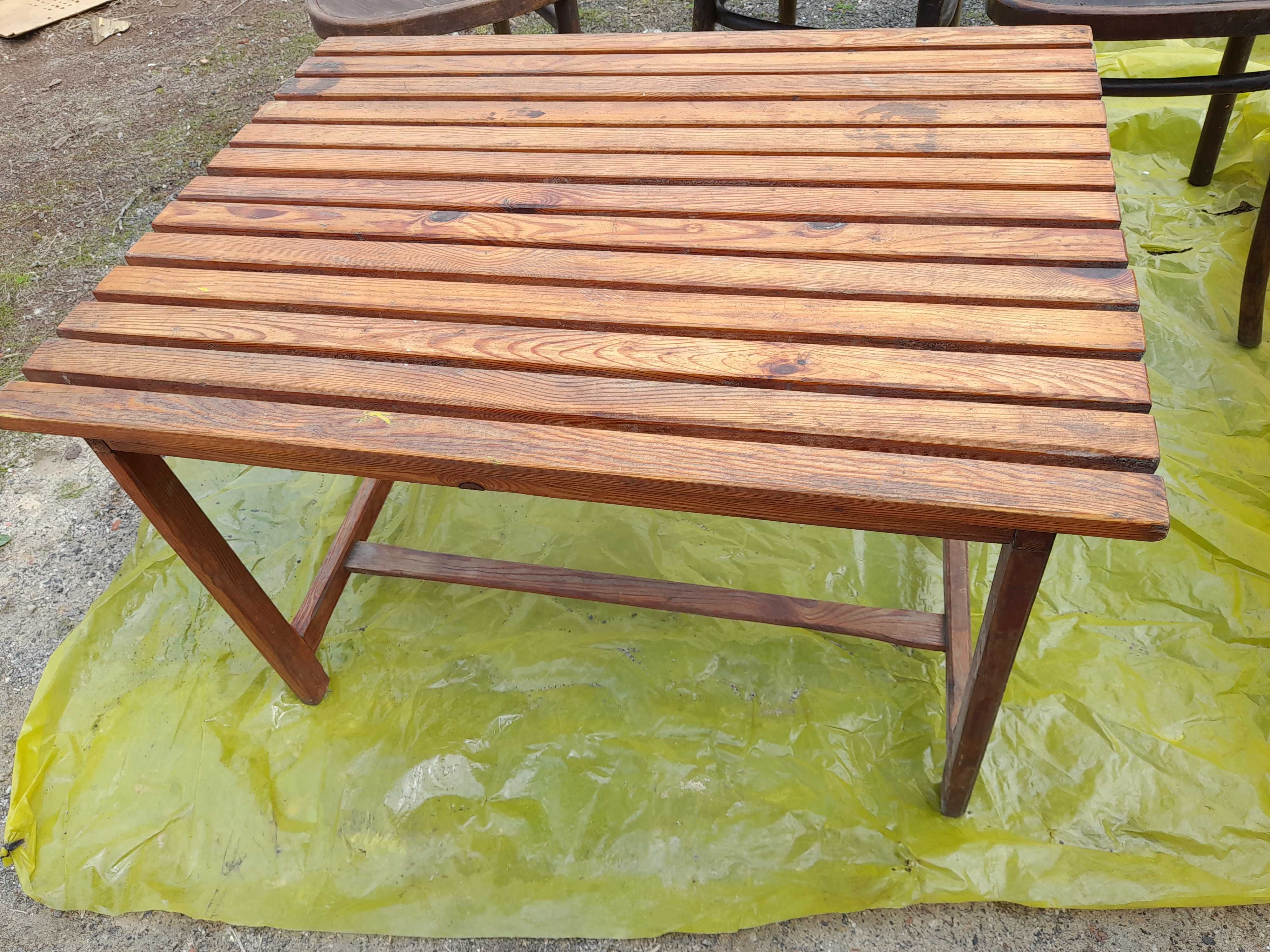 ogrodowy stol drewniany