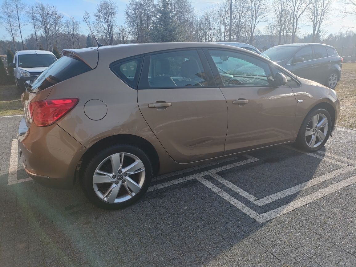 Opel Astra Benzyna Niski Przebieg