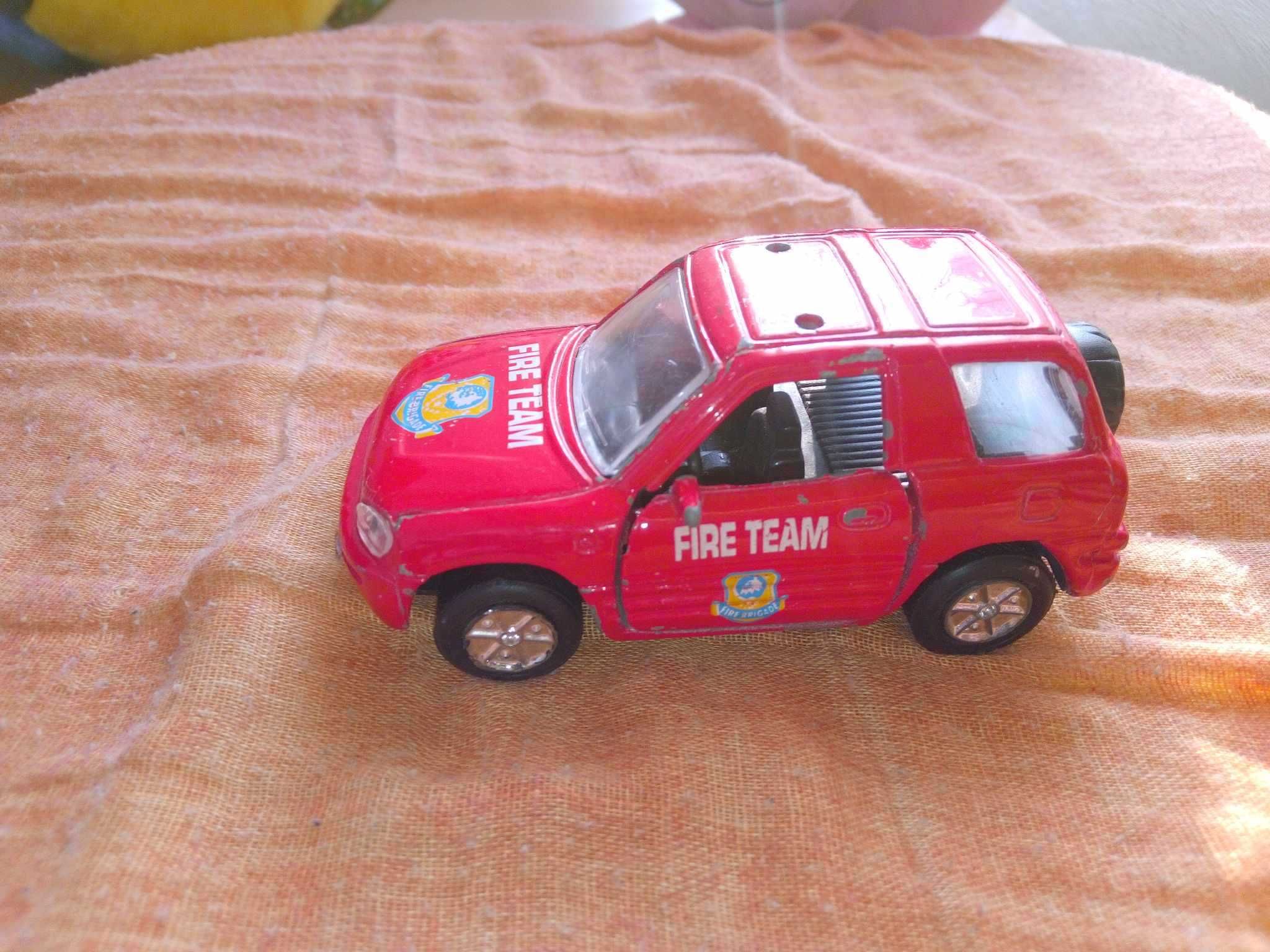 Samochód samochodzik auto autko zabawka model Suv Toyota czerwony 9cm