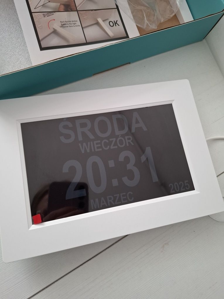 Cyfrowy zegar z kalendarzem budzik podświetlany 8 cali