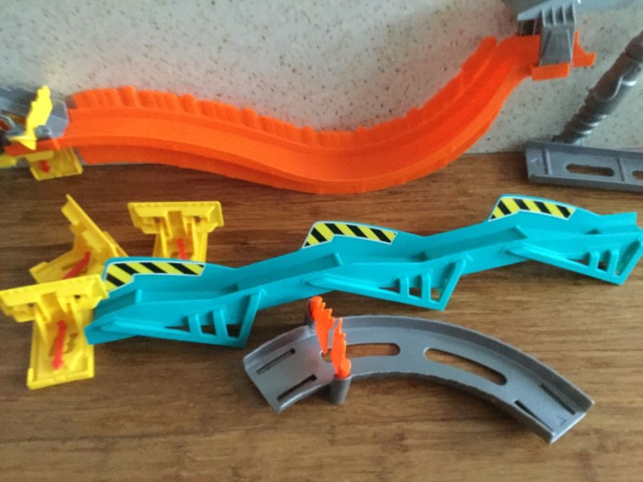 Hot wheels wall tracks