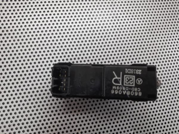 Comando / botão / interruptor vidros trás direito MITSUBISHI Colt VI (