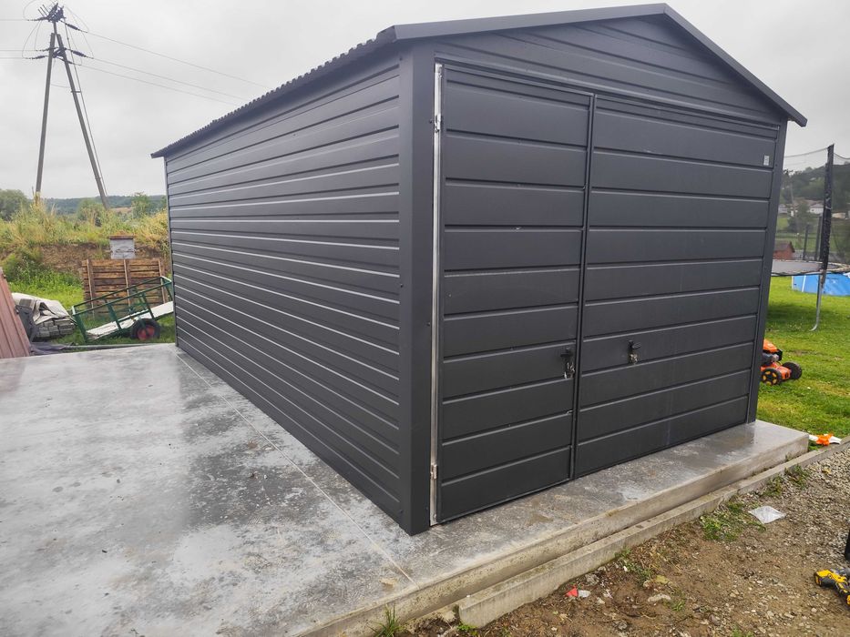 Garaż w Kolorze Antracyt z Białą Obróbką Blacharską