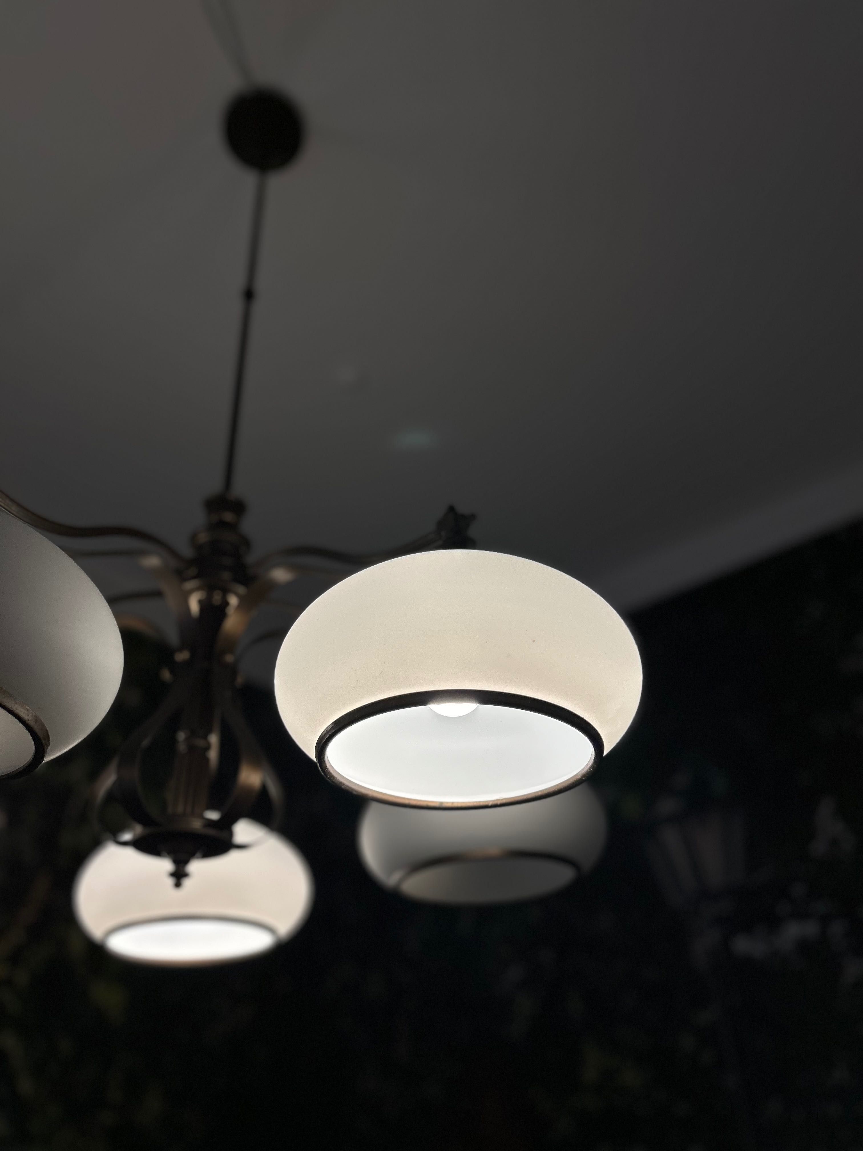 Żyrandole, lampy i kinkiety