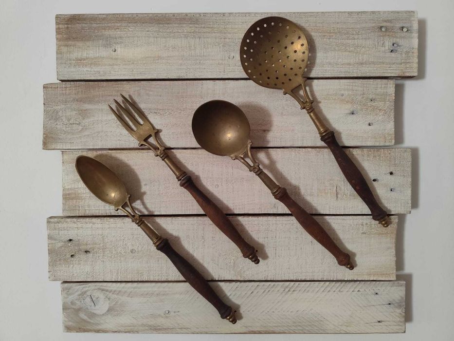 Quadro decorativo com talheres antigos