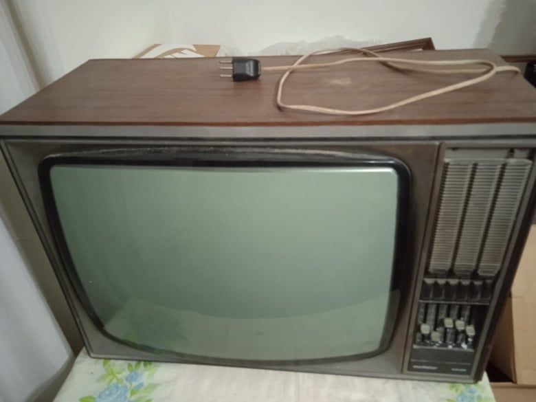 Vendo televisão muito antiga