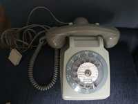 Stary telefon stacjonarny z dodatkową słuchawką