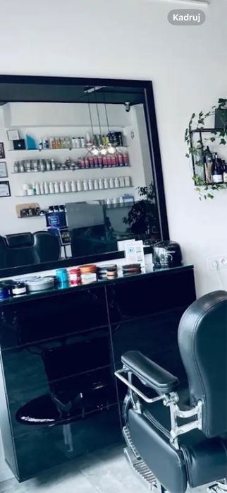 Lustro z czarną ramą