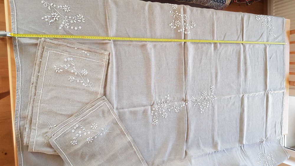 Lniany obrus i sześć serwetek ręcznie haftowany