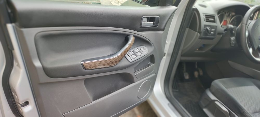 Продам FORD C-MAX 2010 года 1.8 дизель