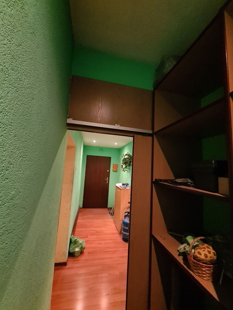 Garderoba półki relingi