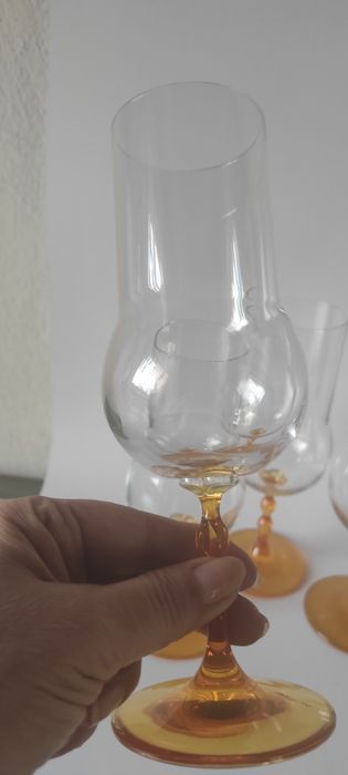 Komplet 6 kieliszków z żółtomiodową nóżką. Piękne