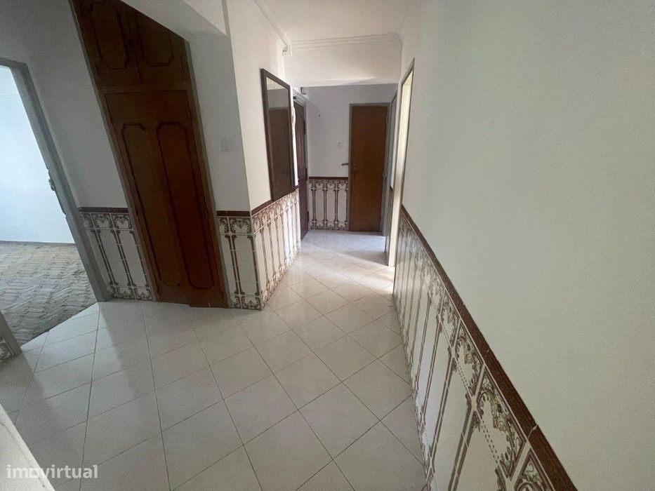 Apartamento T3 com Varanda em Monte Abraão - Uma Oportunidade para ...