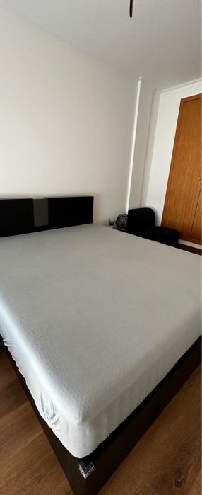 Cama casal + 2 mesas de cabeceira