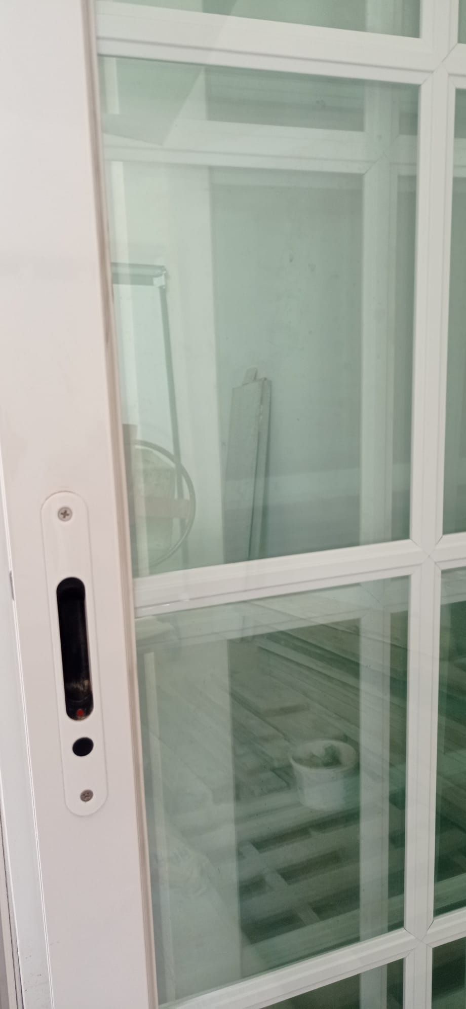 Portas janelas com vidro duplo e estrado para cama de solteiro