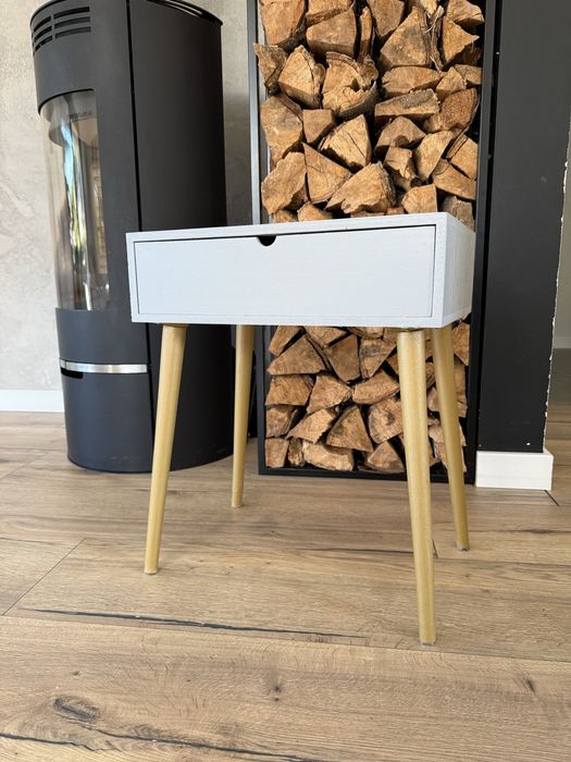 Stolik drewniany z szufladą szafka