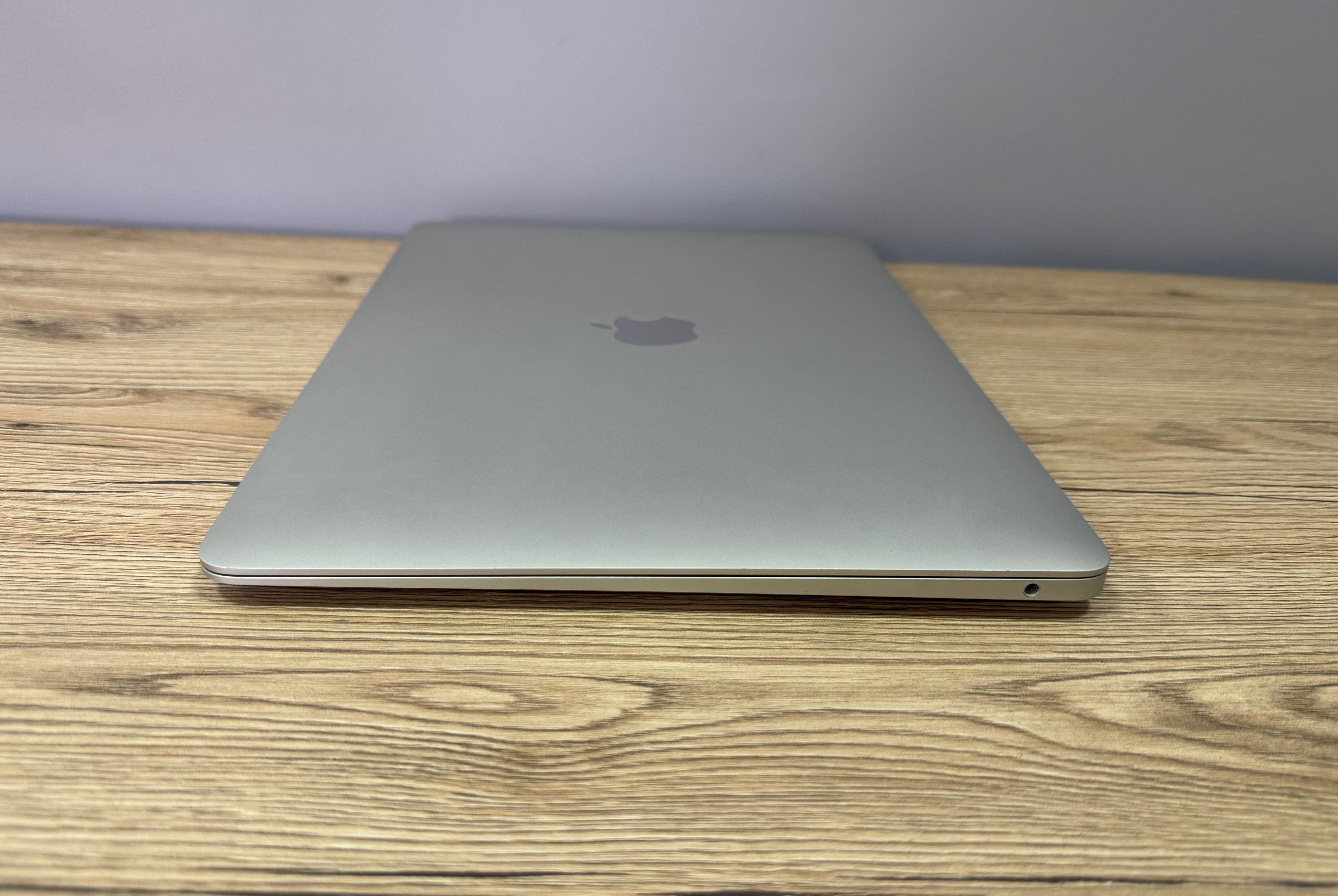 Вживаний MacBook AIR 13 2020 Silver MGN93 M1/8/256