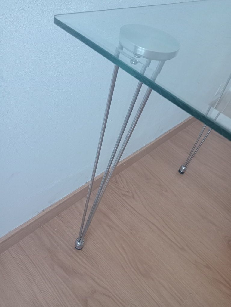 Mesa com tampo de vidro