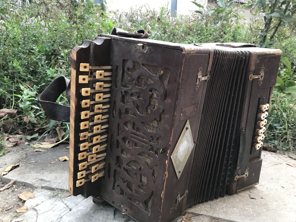 Продам старинную гармошку
