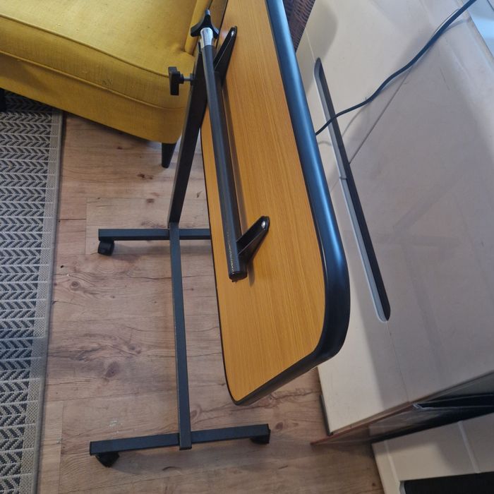 Stolik przyłóżkowy regulowany