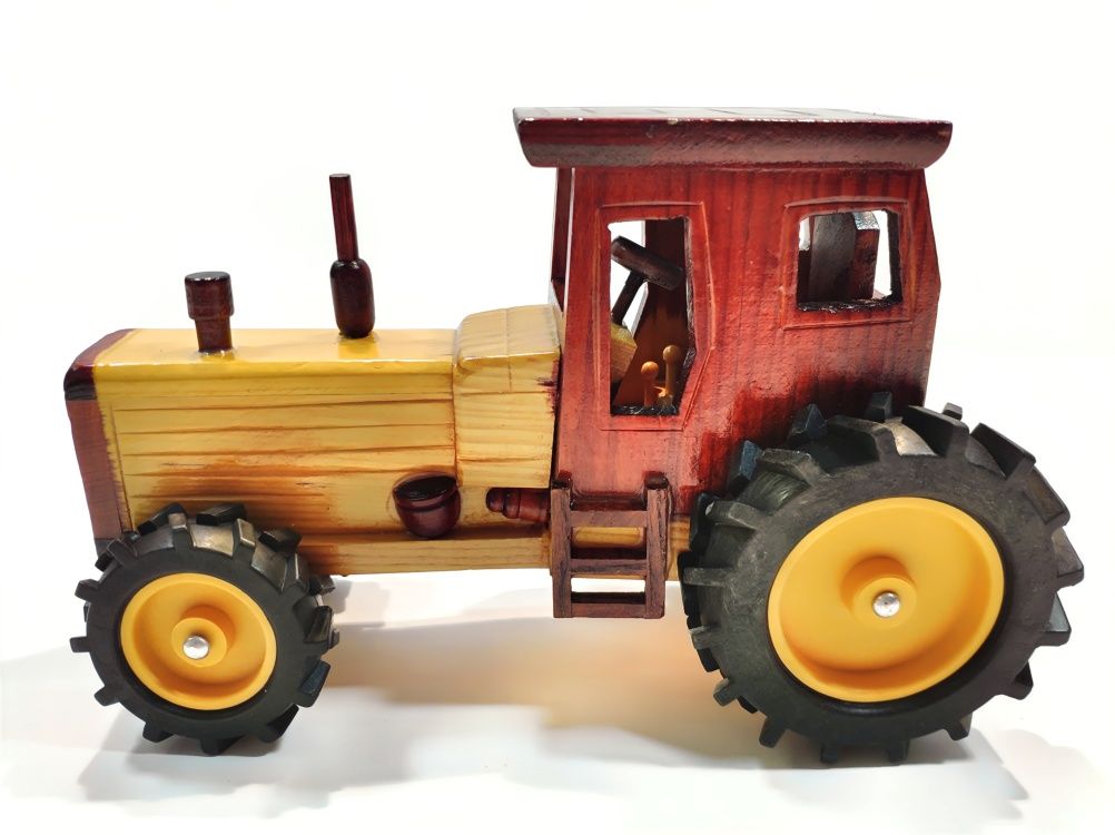Drewniany traktor - model z zamkniętą kabiną