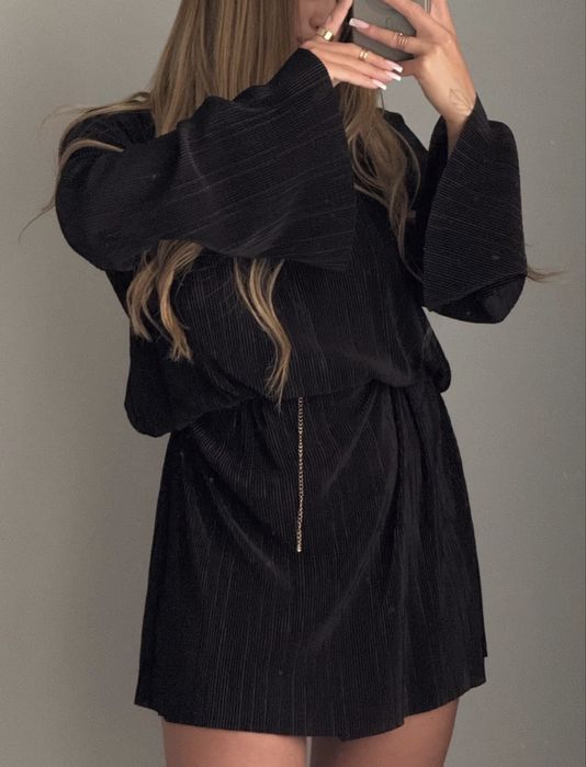 Чорна сукня плісе