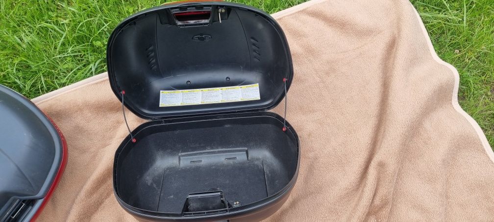 Kufry motocyklowe GIVI centralny boczne klucze led oparcie