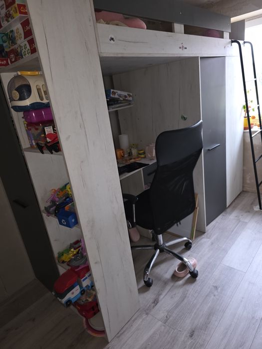 Łóżko piętrowe i biurko