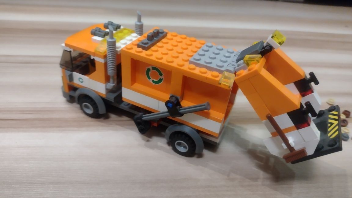 LEGO City 7991 - Śmieciarka - kompletna bez figurki w stanie bdb