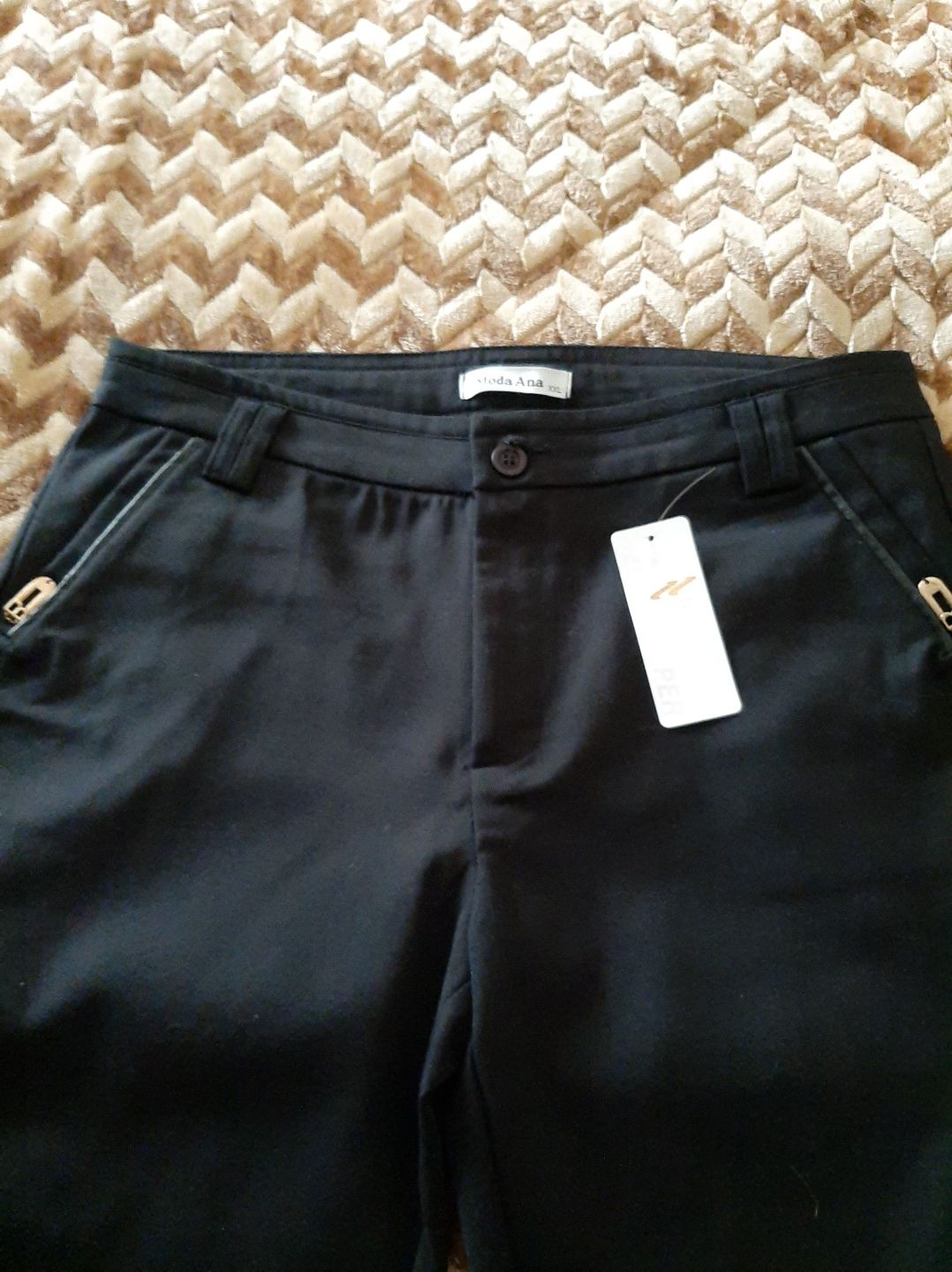 Calça preta modelo clássico ( novas) tam.xxl mas vestem pouco 10€