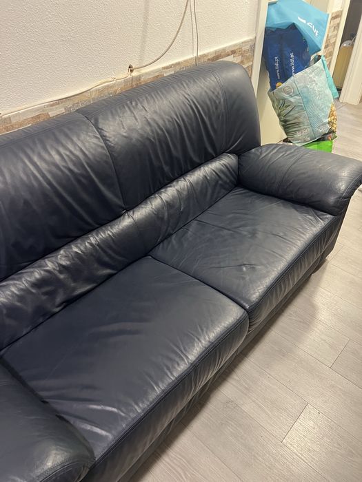 Sofa em pele azul de dois lugares