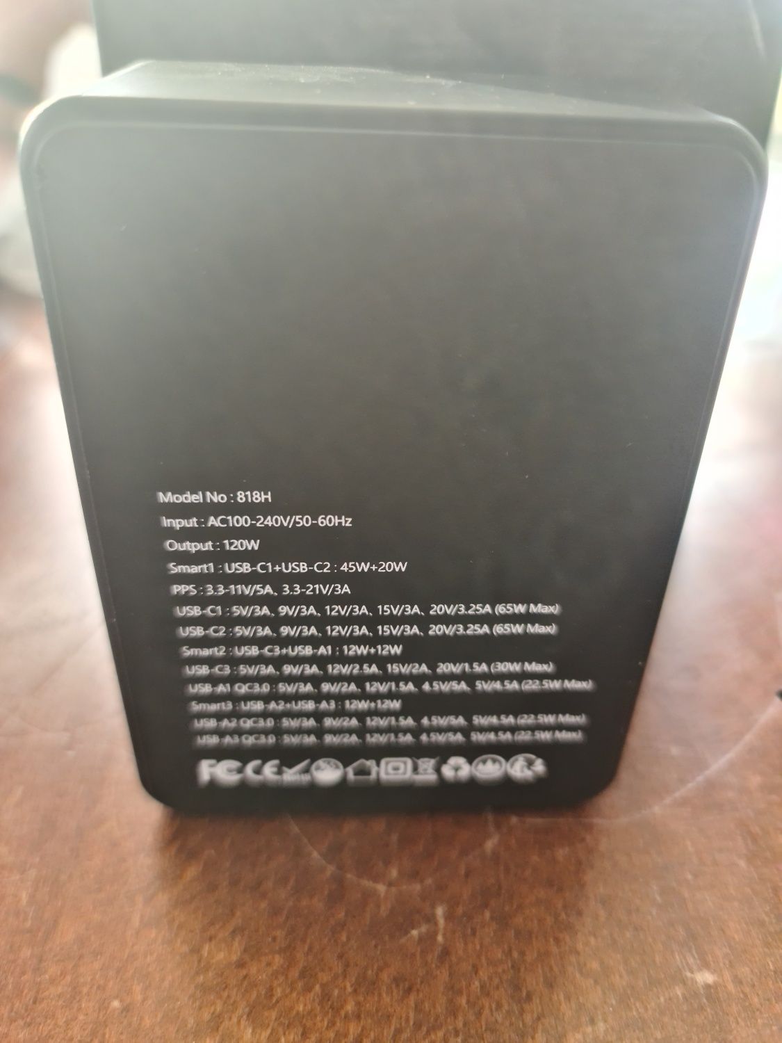 Ładowarka  przenośna 3 USB-C I 3 USB-A Model 818H MACKBOOK IPHONE IPAD