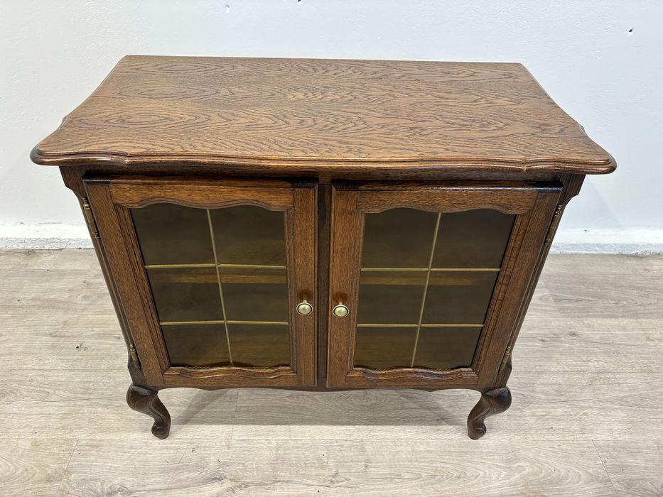 Unikatowa przeszklona komódka w stylu ludwikowskim